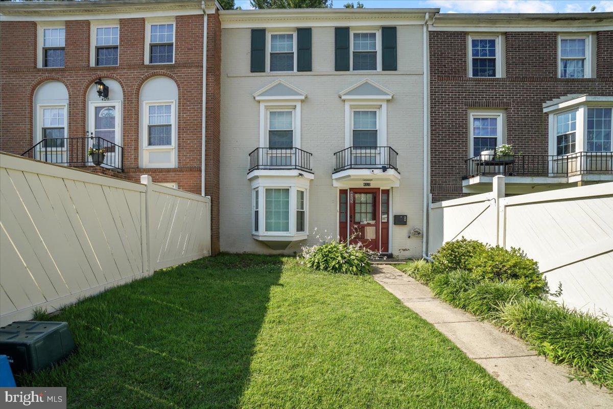 PINEWOOD LAKE - Residential Lease