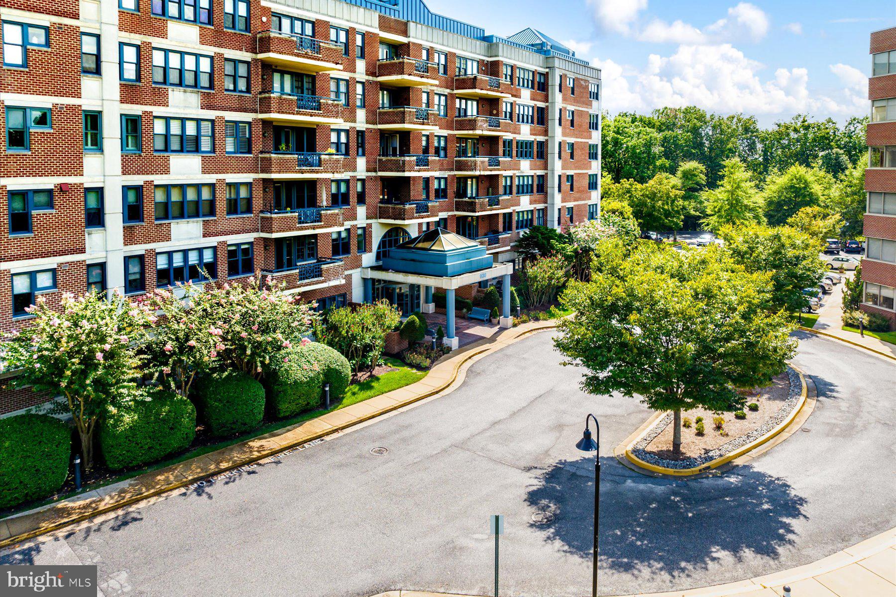 Don’t miss this updated 2-bedroom, 2-bath condo tucked into the treetops of sought-after Heritage Harbour. Freshly painted with new flooring throughout the main living areas, this home also features a remodeled kitchen with modern counters, sleek cabinetry, and newer appliances. Major upgrades already done for you: HVAC, water heater, washer, and dryer have all been replaced.
Step out onto your private balcony and enjoy peaceful, elevated views. A dedicated storage unit is included, and the building features an elevator, game room, and indoor/outdoor pools.
Heritage Harbour is known for its unmatched amenities: a community lodge with fitness rooms, a library, gathering spaces, and access to golf, shops, restaurants, medical offices, and water activities.