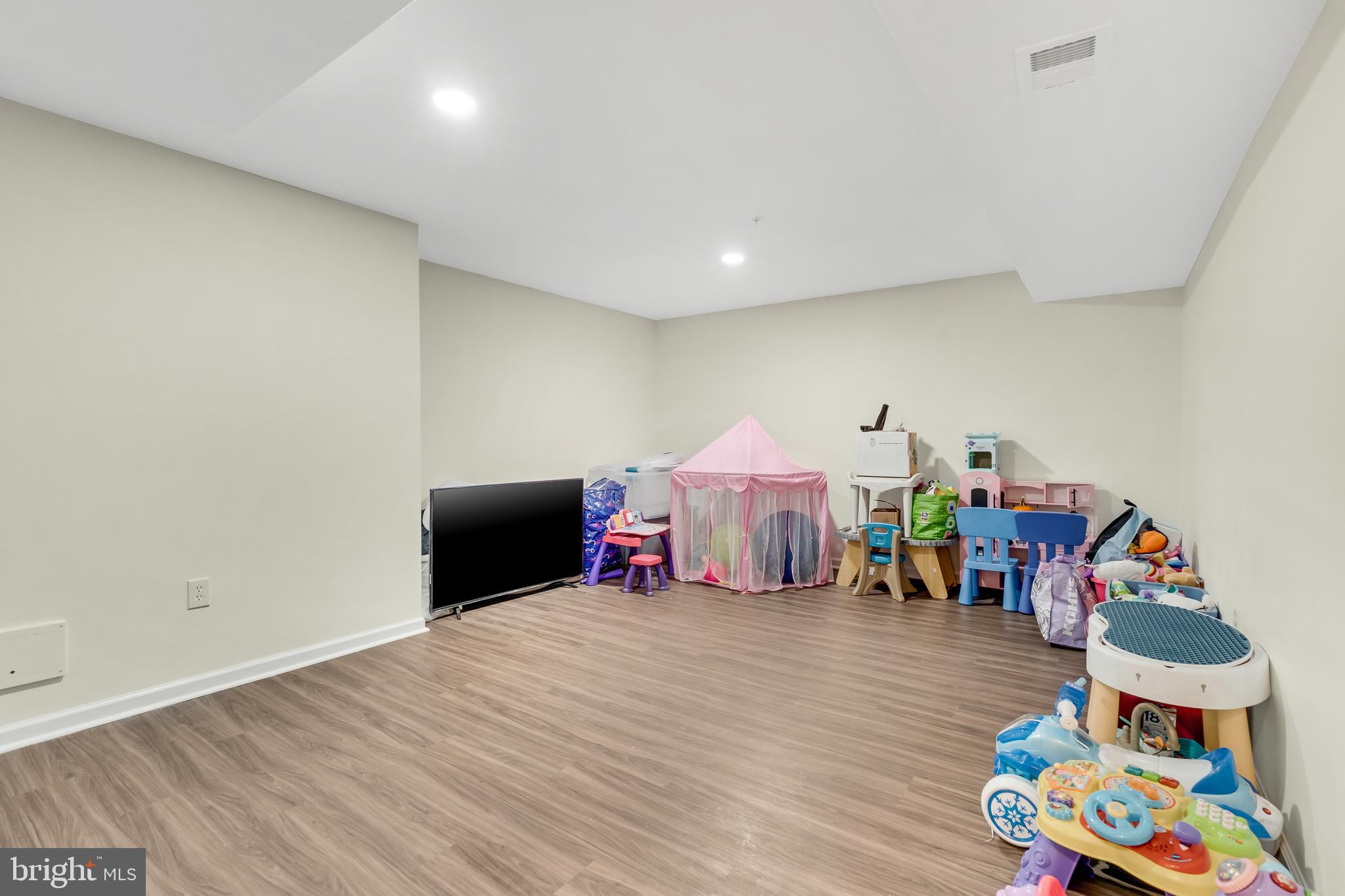 WEST FIELDS - Residential