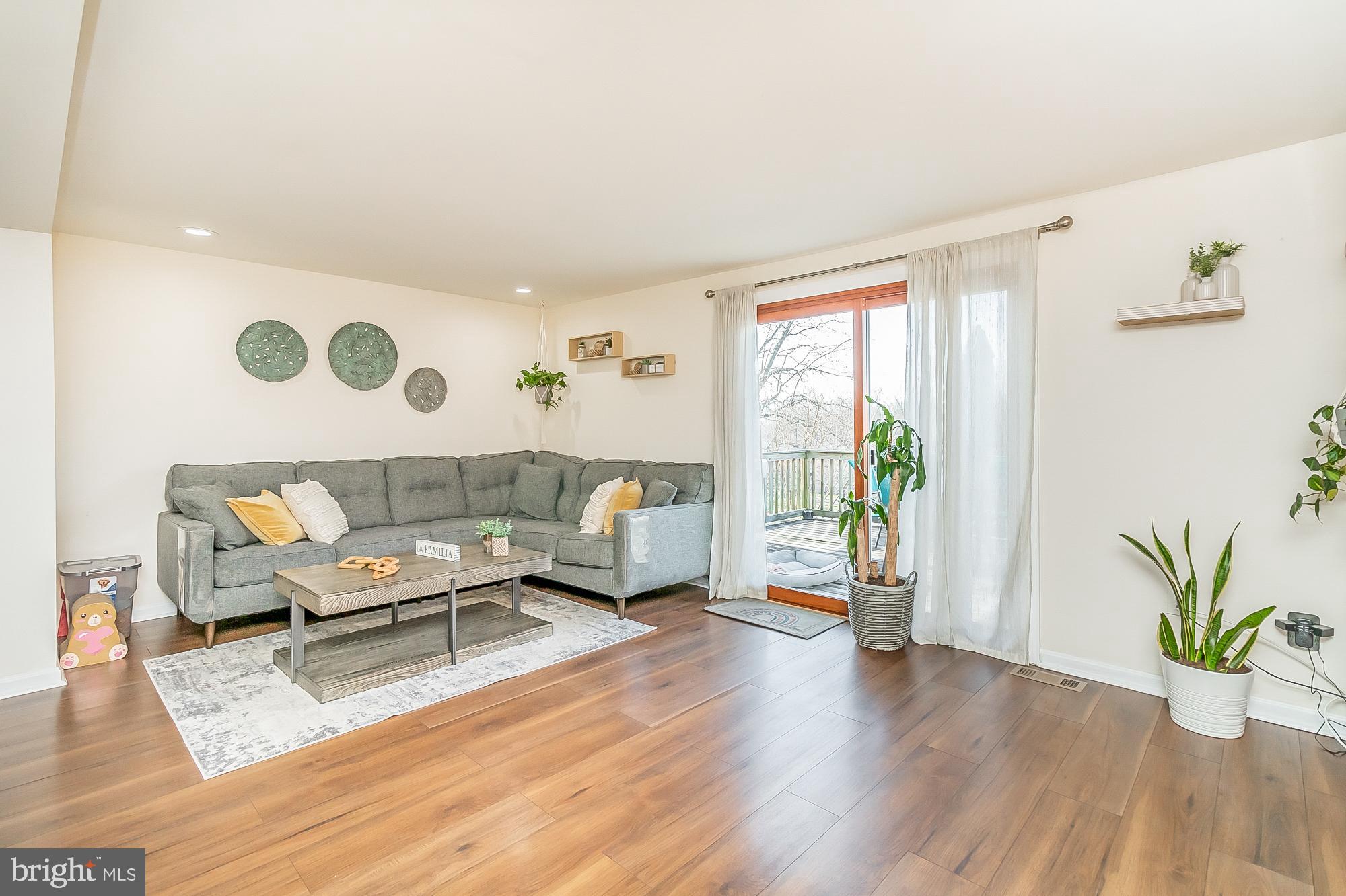 TOWN & COUNTRY APARTMENTS CARNEY - Residential