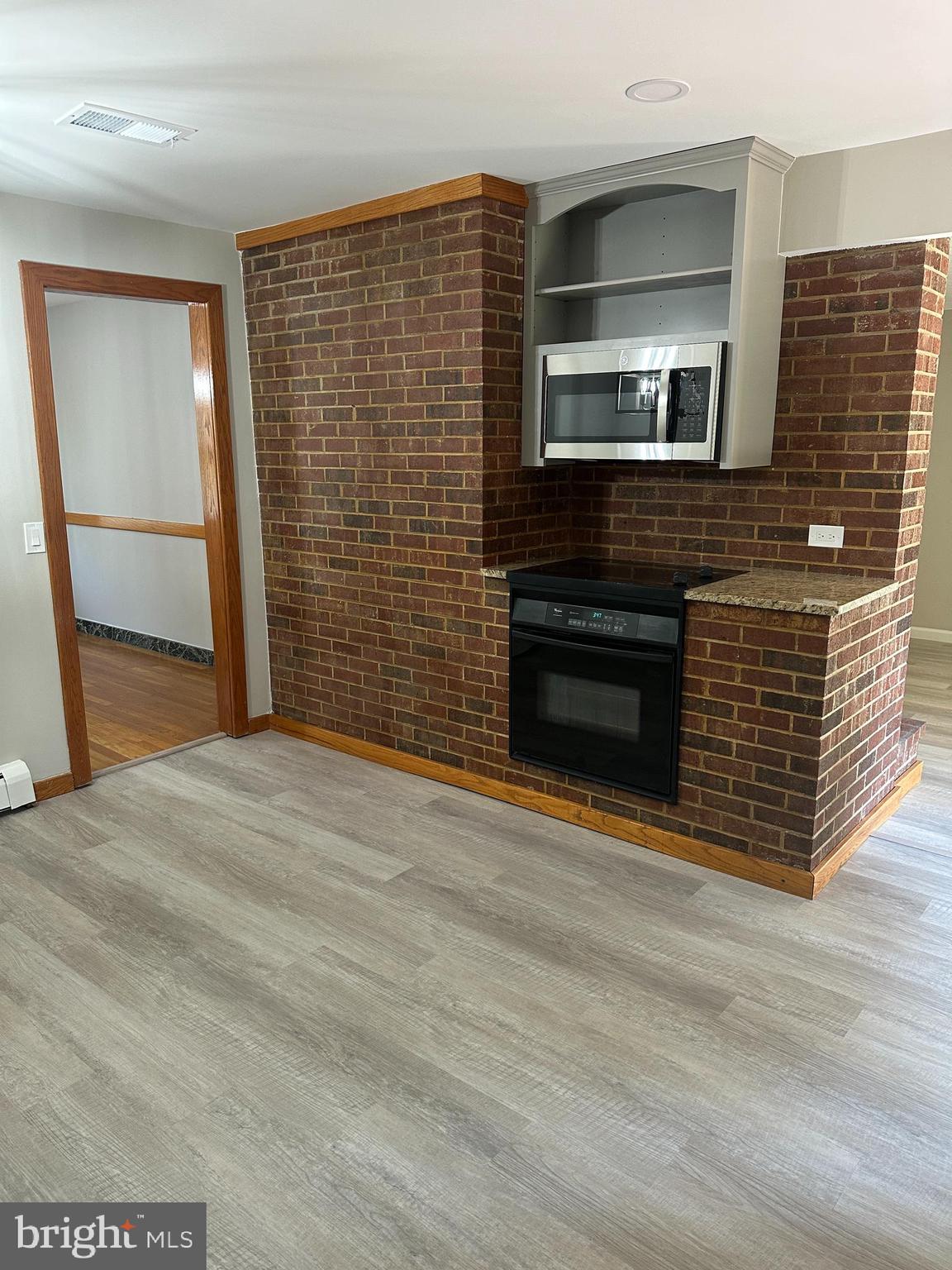 WHITE OAK ESTATES - Residential Lease