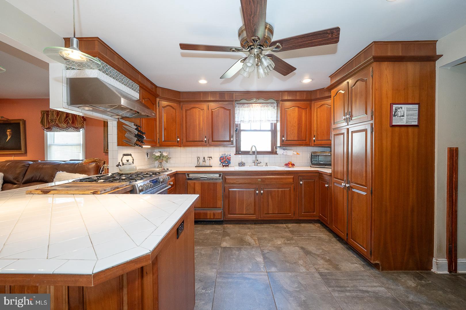 MONTGOMERY HILL - Residential