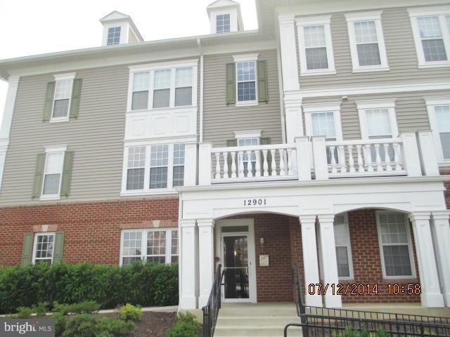 Beautiful renovated top floor 3BD, 2FB unit. Balcony, fireplace, spacious and light filled. Perfectly located minutes from I-270 and public transportation. Voucher program accepted.