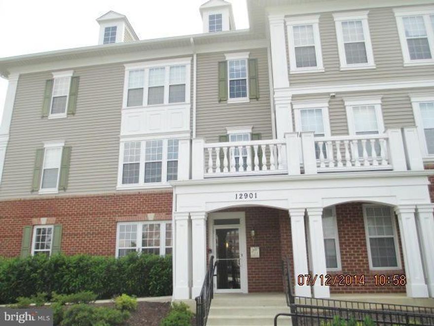 Beautiful renovated top floor 3BD, 2FB unit. Balcony, fireplace, spacious and light filled. Perfectly located minutes from I-270 and public transportation. Voucher program accepted.