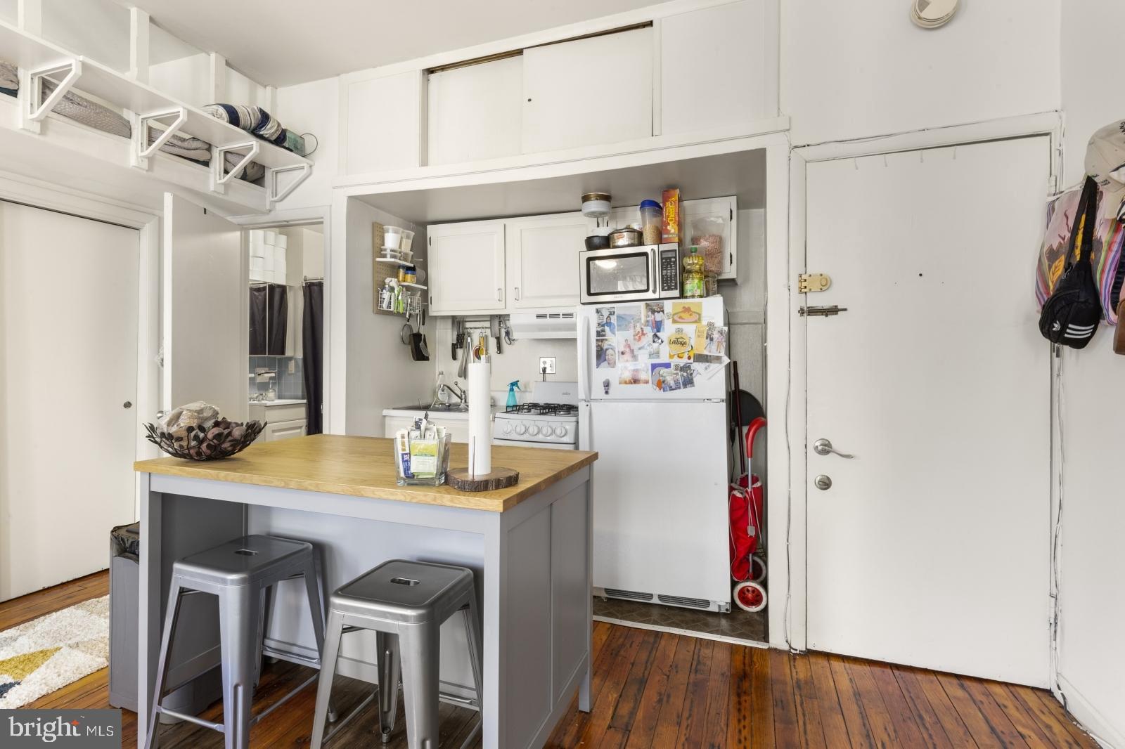 QUEEN VILLAGE - Residential Lease