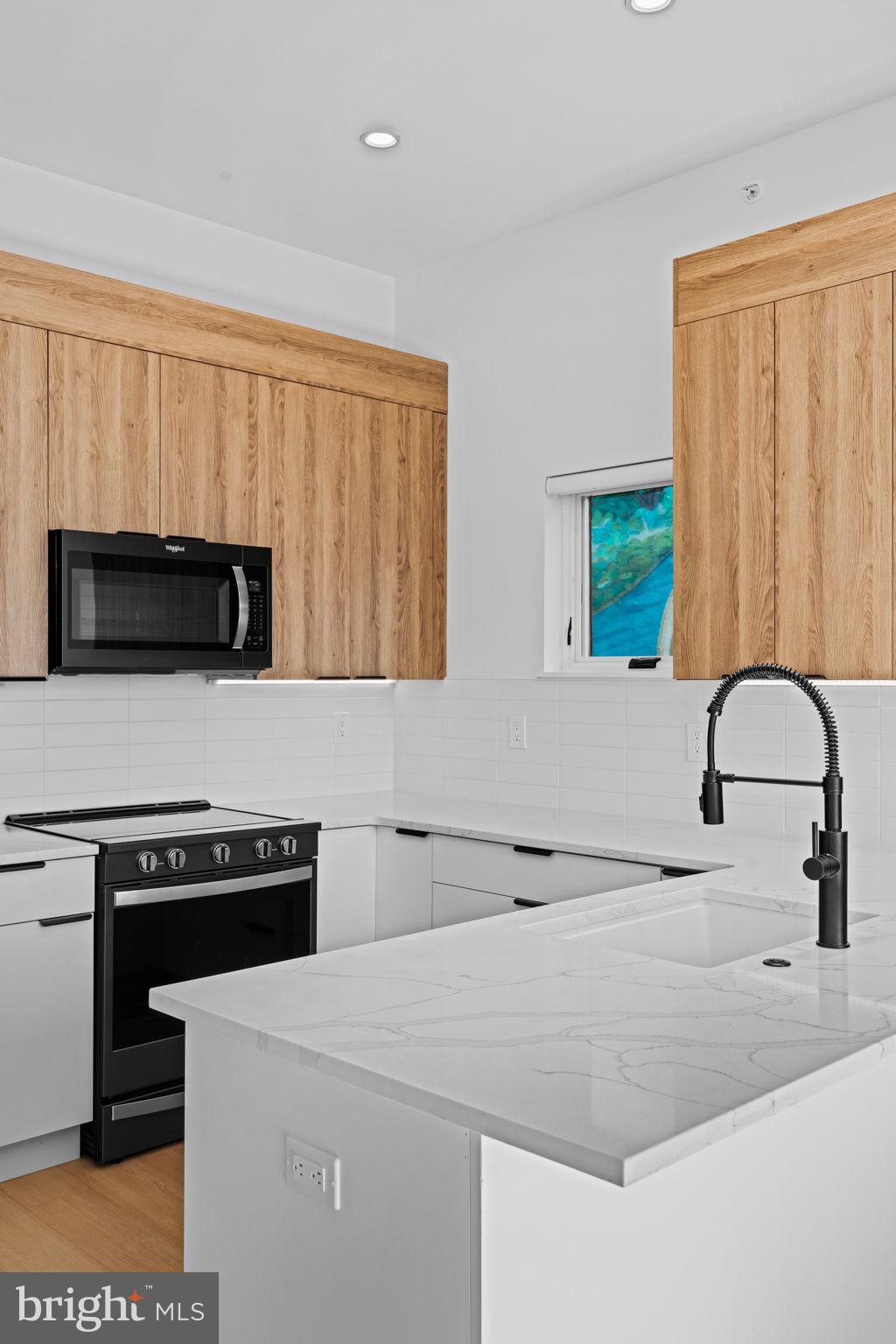 UNIVERSITY CITY - Residential Income