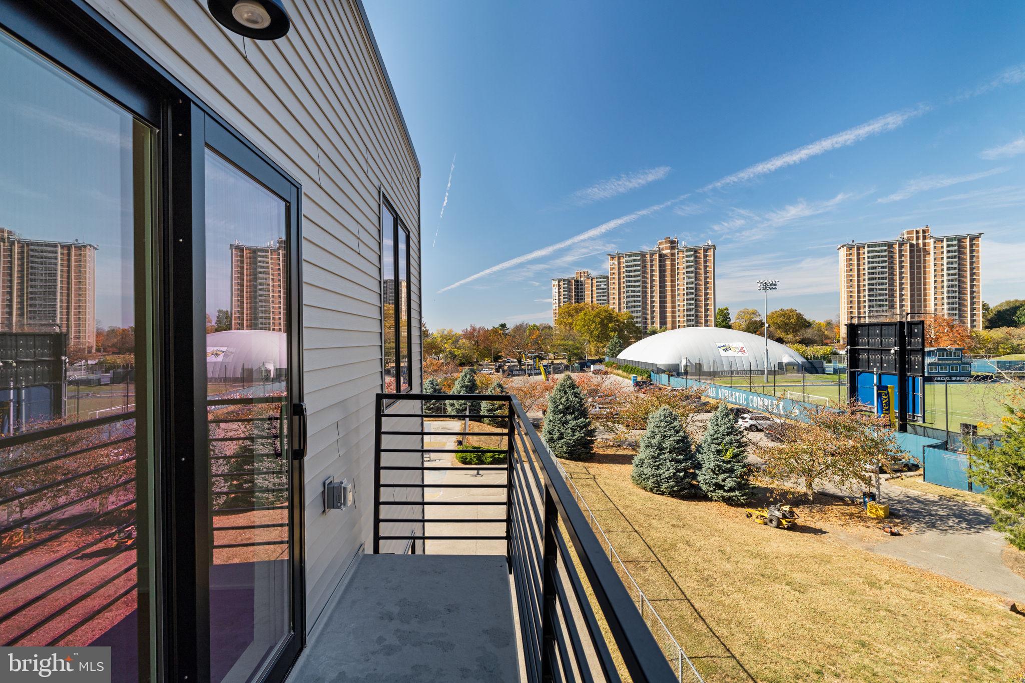 UNIVERSITY CITY - Residential Income