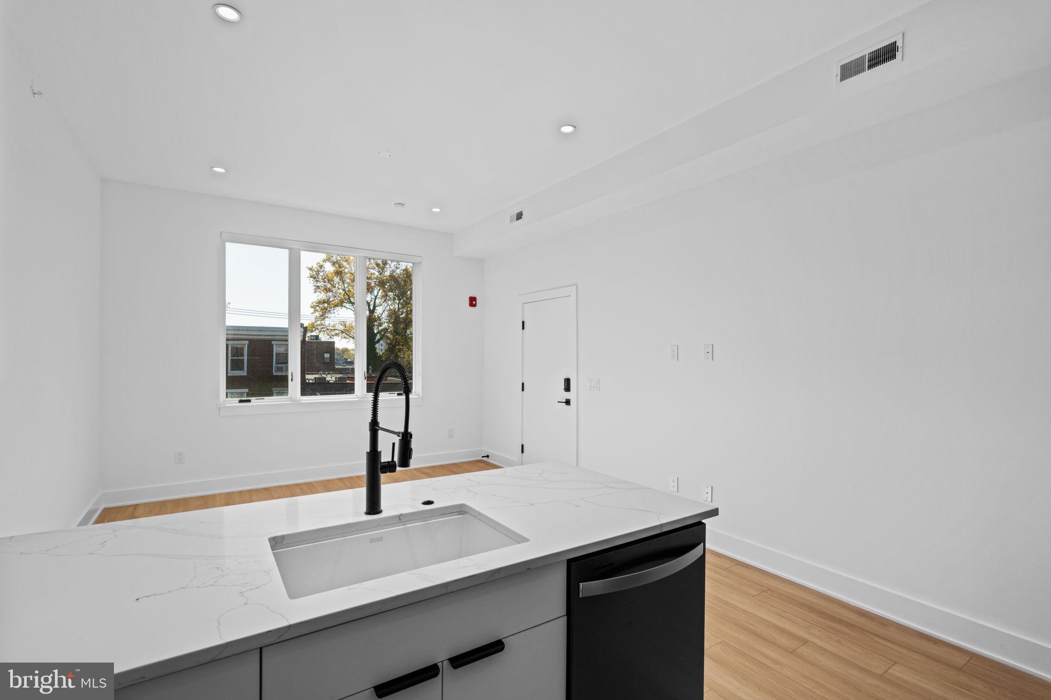 UNIVERSITY CITY - Residential Income