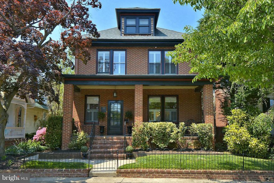 Classic Murray Hill foursquare updated for todays living! Home features a gracious front porch and design details continue throughout- hardwoods, plantation shutters, and custom built ins. Four/ five bedrooms (or 2nd floor office) plus a finished basement. Newly installed central air conditioning. The fully fenced yard is perfect for outdoor entertaining. Easy walk to town, park, and water taxi.