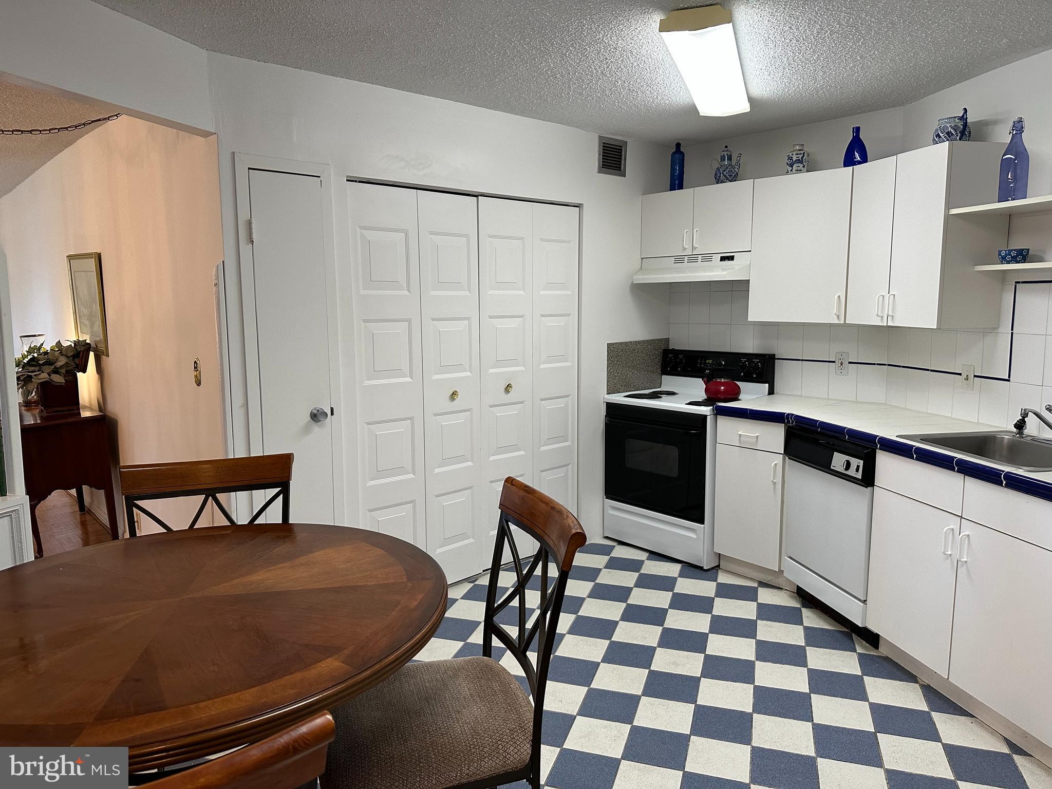 THE RIDGELY - Residential