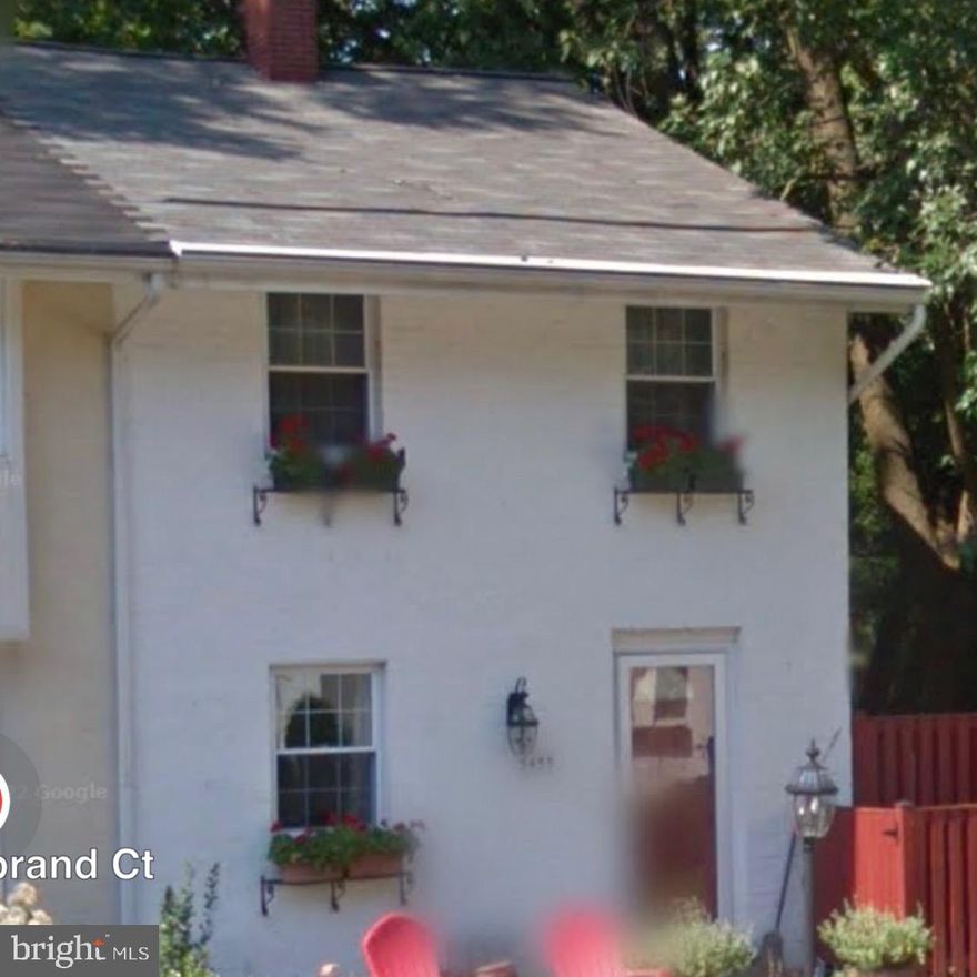 Great for investor, or a renovation loan! A lot of space. And unit with fully fenced backyard that backs to the woods. A lot of potential!
** Bring a flashlight, there is no electricity on