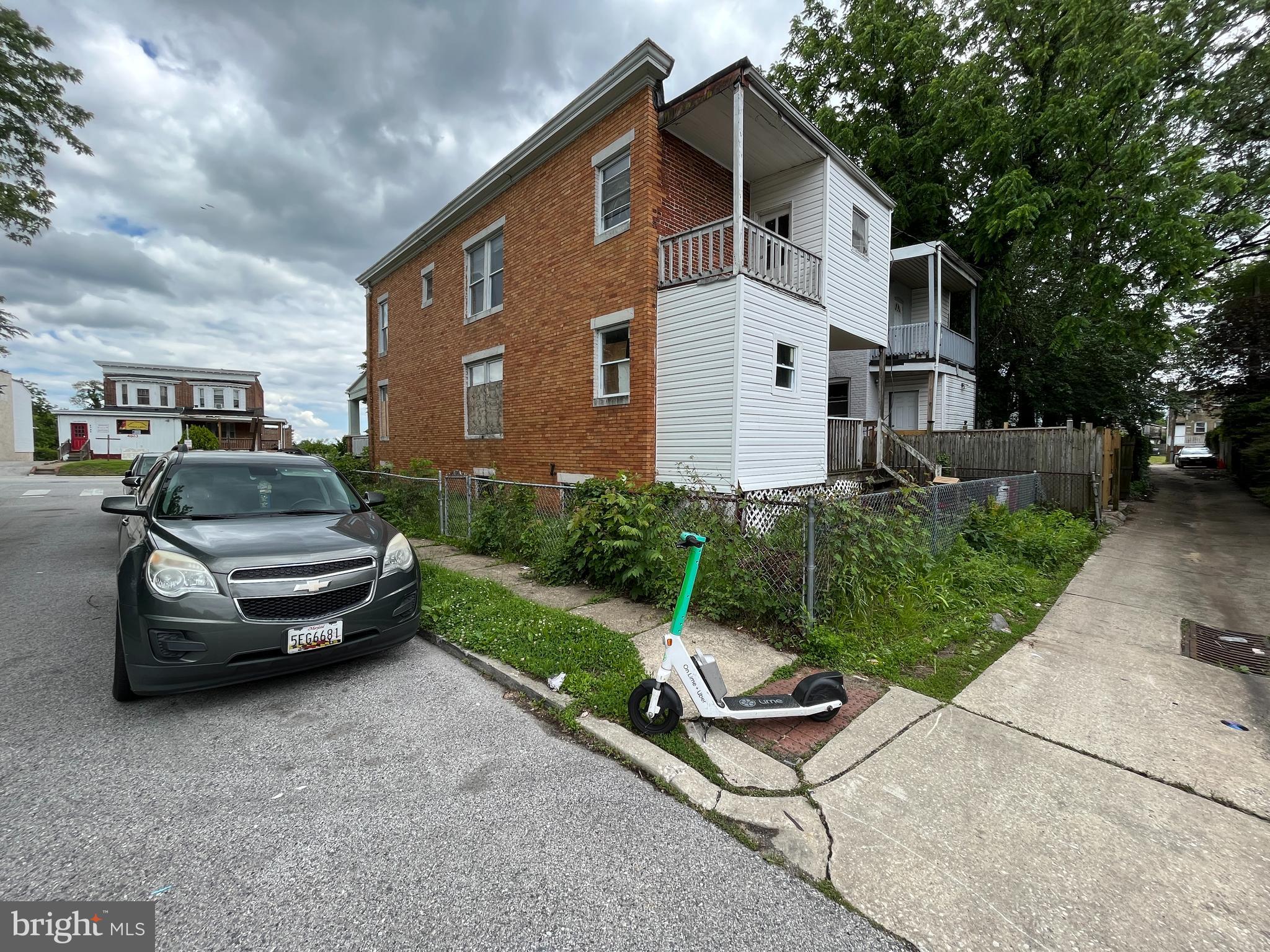 Main image without alt text
