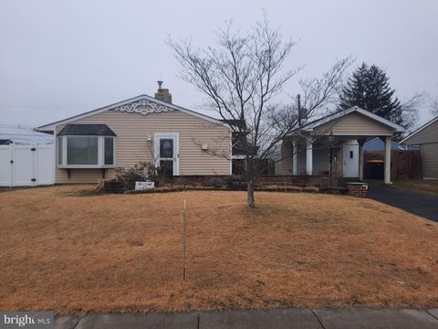 33 LAUREL LANE LEVITTOWN PA 19054