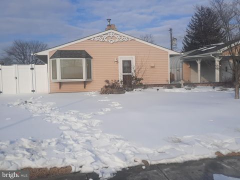 33 LAUREL LANE LEVITTOWN PA 19054