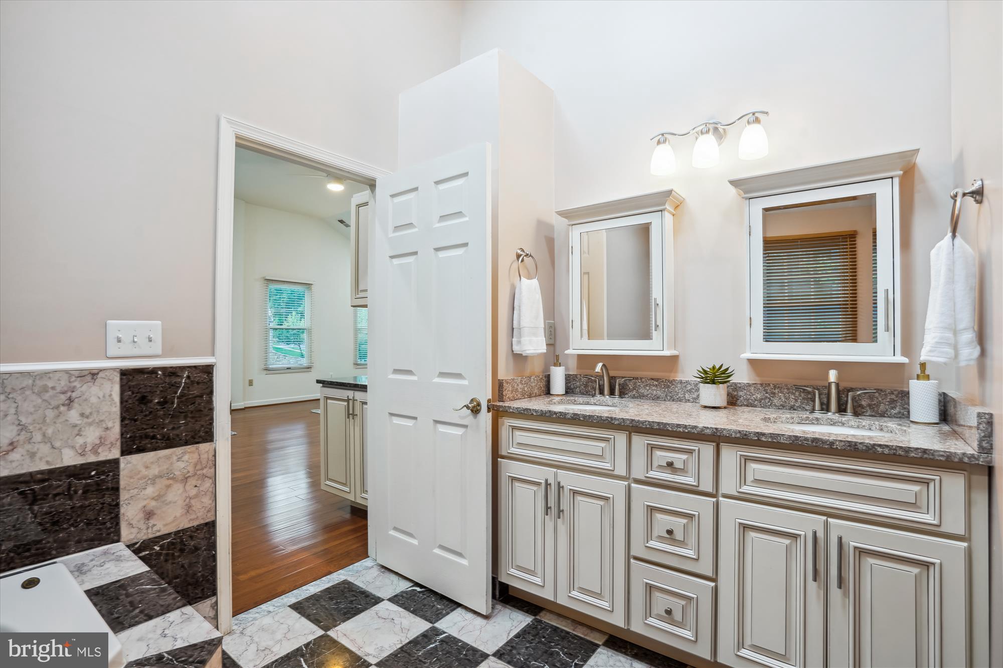 VIENNA WOODS - Residential Lease