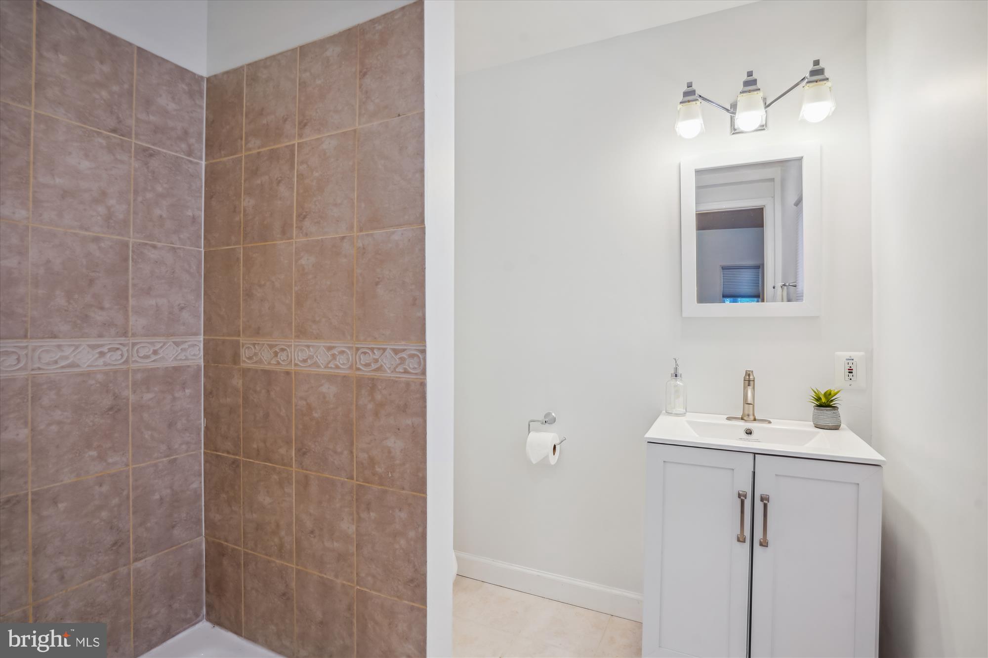 VIENNA WOODS - Residential Lease