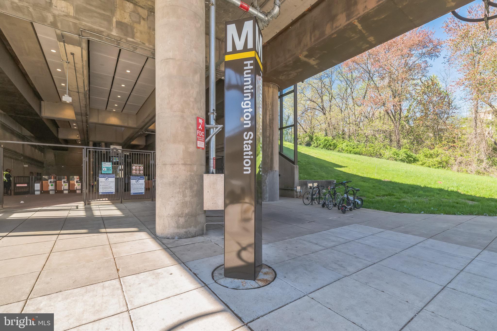 MIDTOWN ALEXANDRIA STATION CONDOMINIUM - Residential Lease