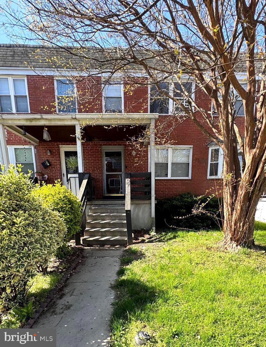 LOCATION.!!! Townhome available for investor looking to grow their protfolio. End Of Group property 2 bedrooms , 2.5 bath, can easily be converted back to 3 beds. Sold Strictly AS IS - Seller will make no repairs. Buyer pays all transfer, rec and closing costs. CASH, Hard Money, Private and Conventional financing ONLY. Call showing contact for showings and inquiries. Present contracts directly to listing agent. Property sold As-Is, Buyer to verify all listing information. Buyer to verify ownership interest*. Reach out to showing agent for instructions on how to access the property.