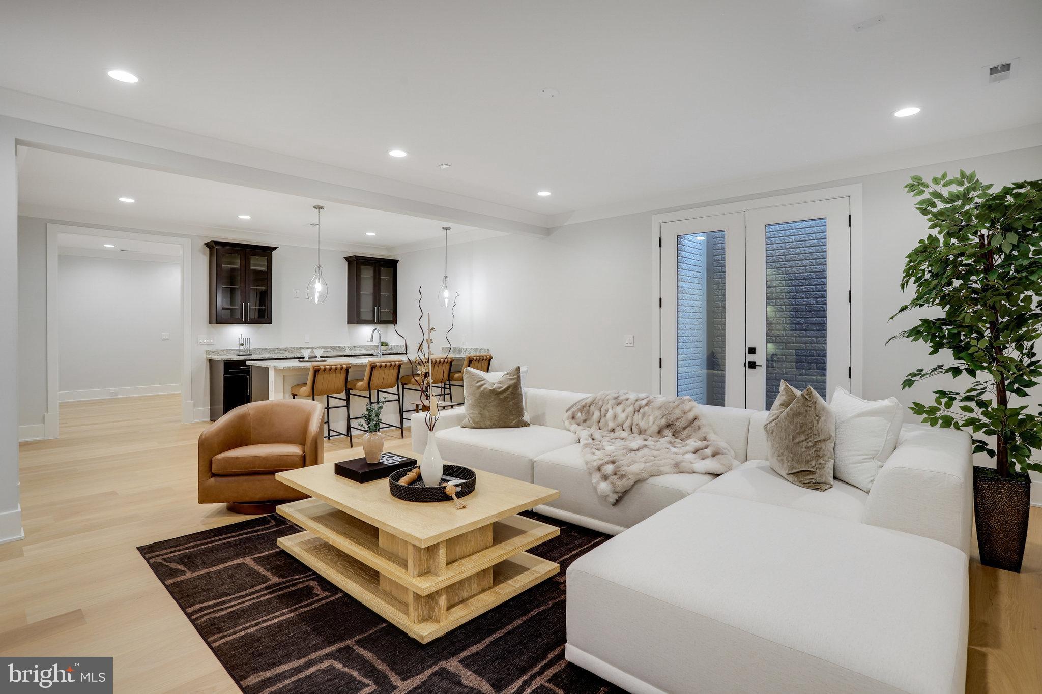 FAIRFAX VILLA - Residential