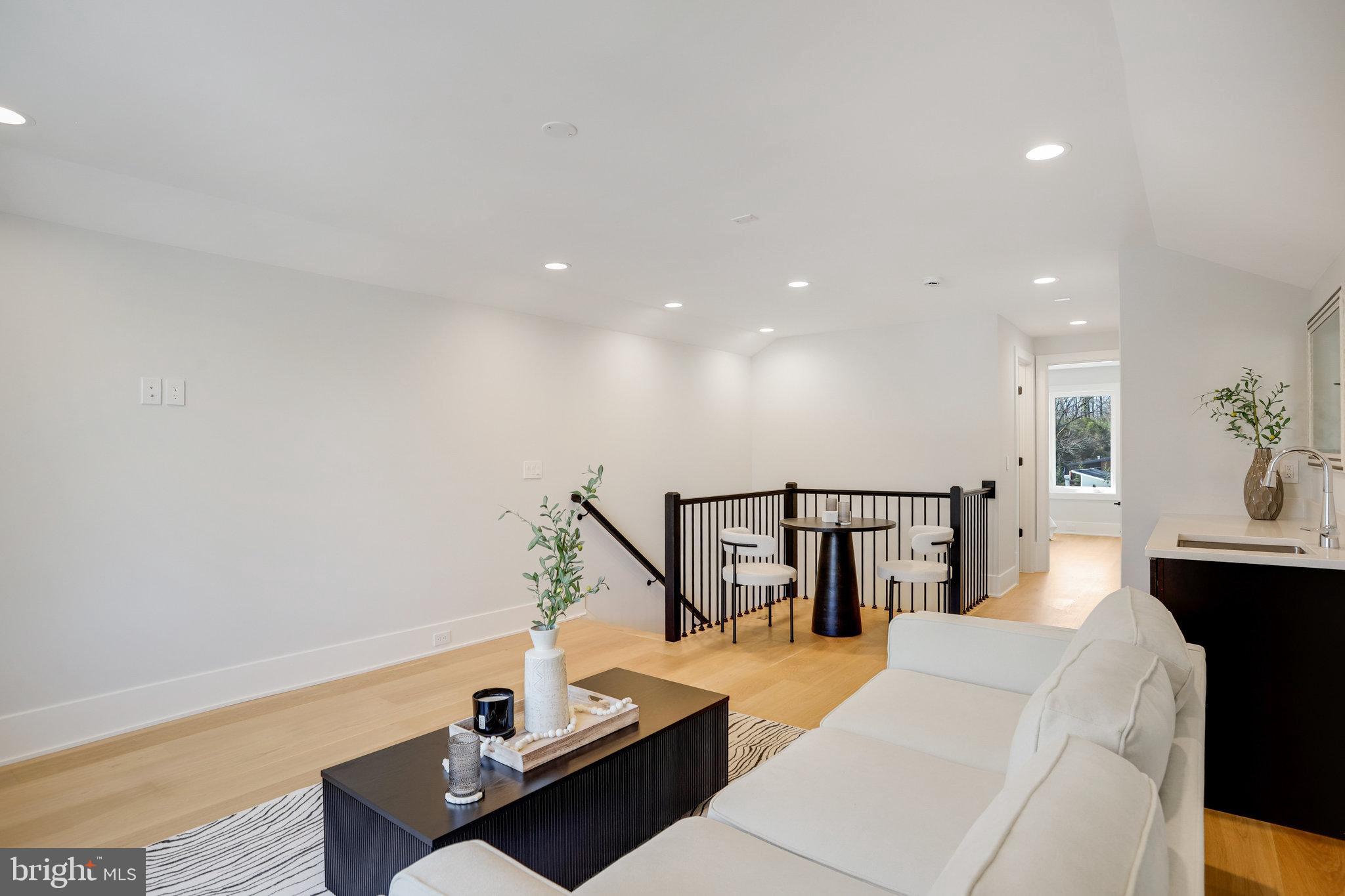 FAIRFAX VILLA - Residential