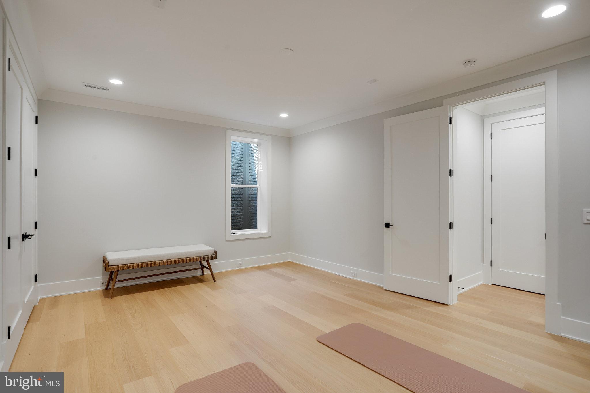 FAIRFAX VILLA - Residential