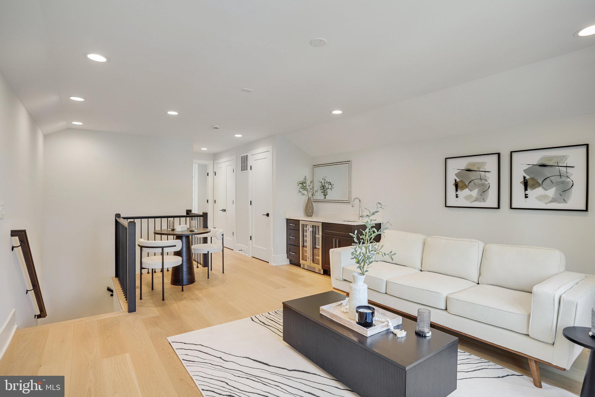 FAIRFAX VILLA - Residential