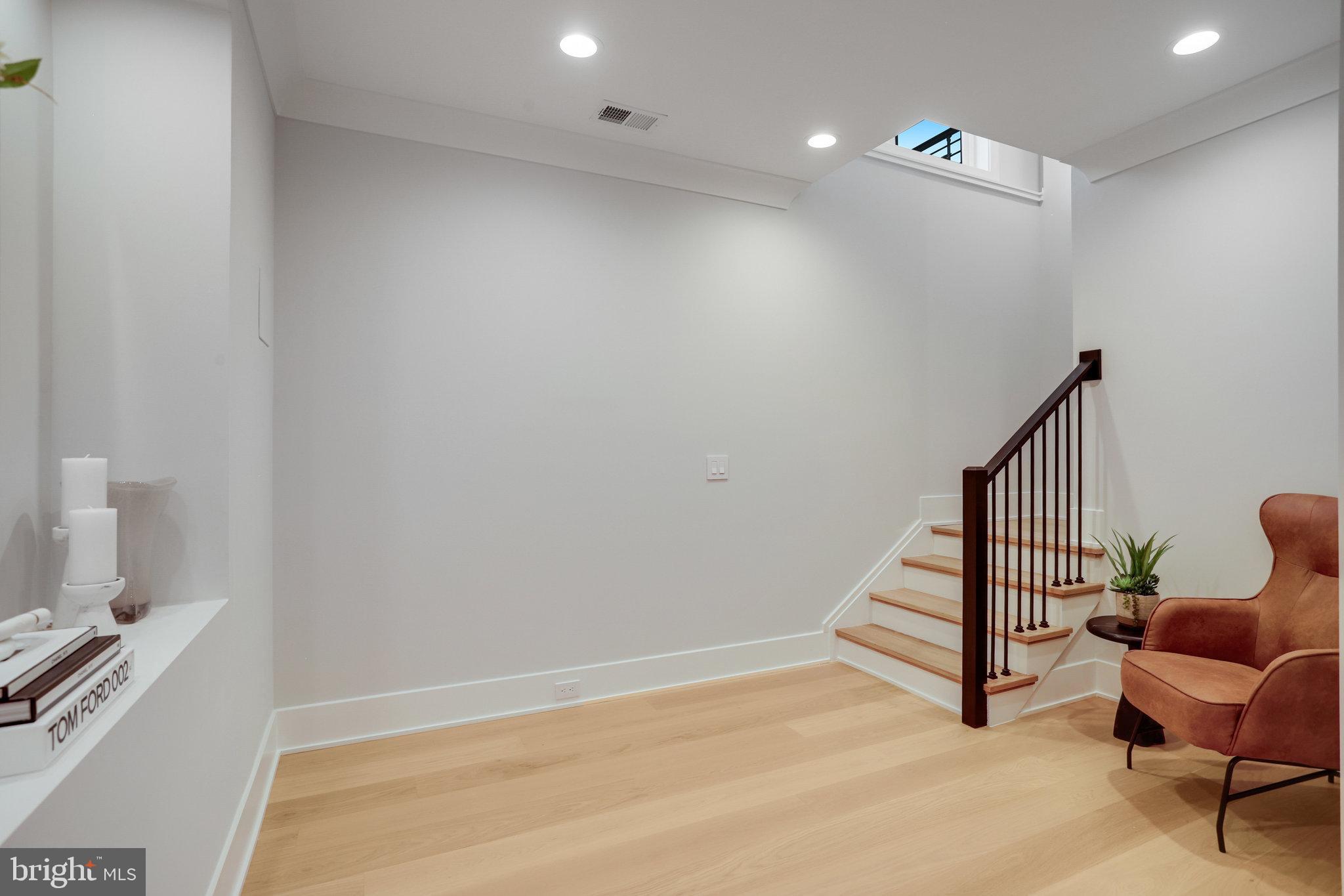 FAIRFAX VILLA - Residential