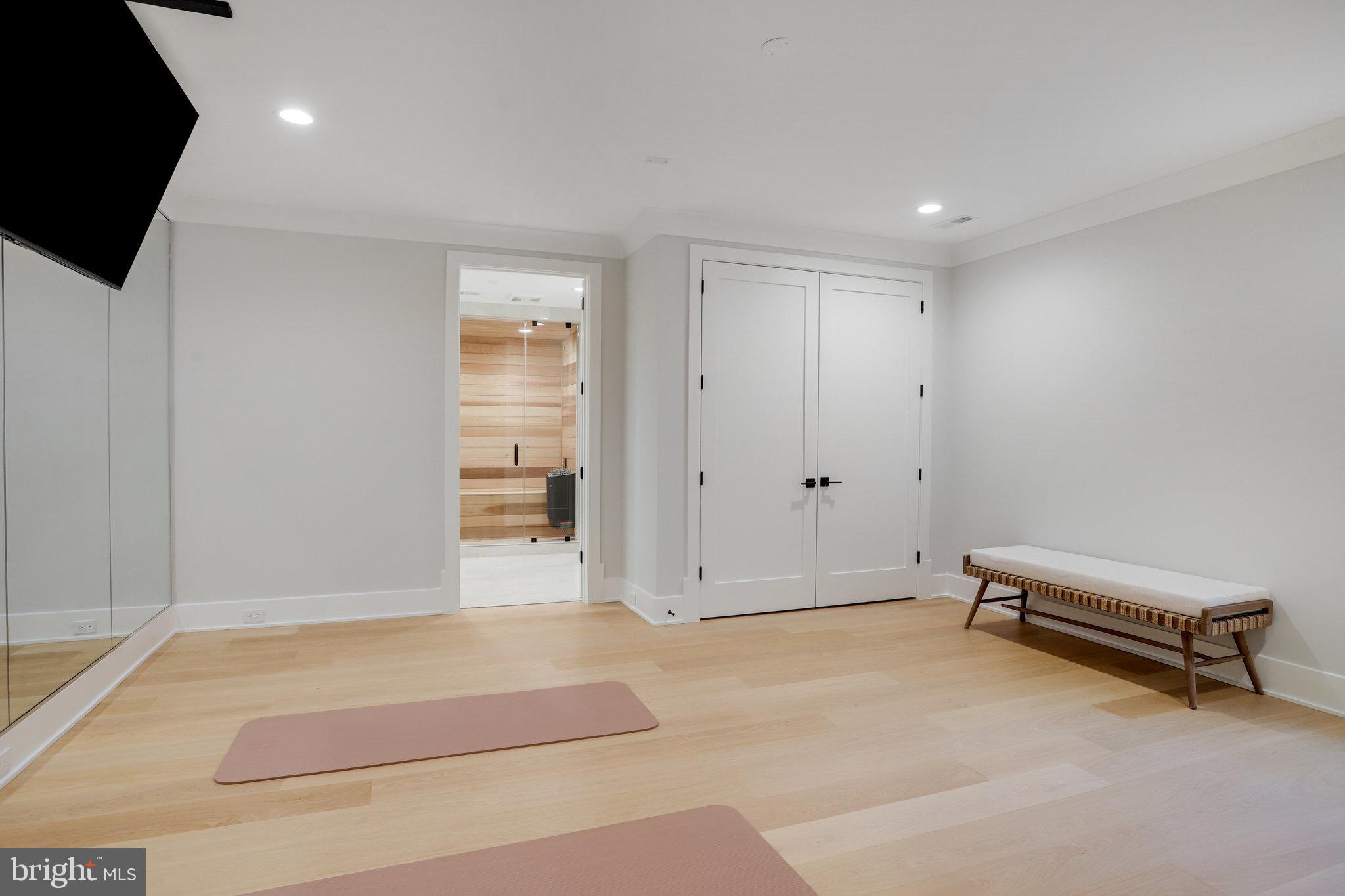 FAIRFAX VILLA - Residential