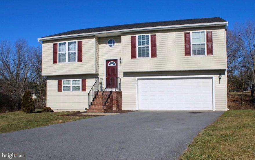 Beautiful split foyer home available in sought after Inwood Meadows neighborhood. This home is conveniently located mins from shopping and restaurants! 3 Bedroom and 2 full bath home with open floor plan, finished basement, hp/cac, 2 Car Garage are just a few of the features of this beauty! Don’t miss the chance to own this home!
