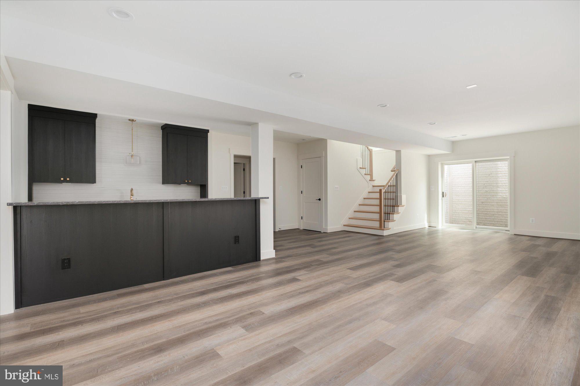 WILLIAMSBURG VILLAGE - Residential