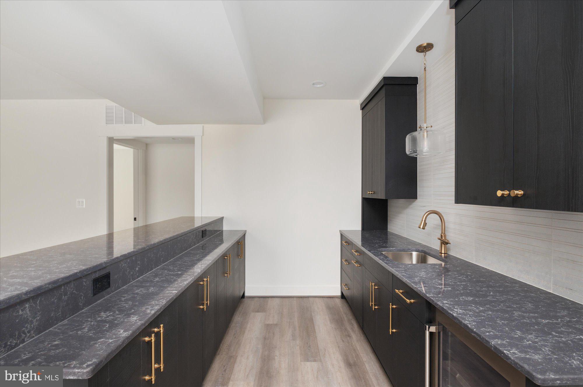 WILLIAMSBURG VILLAGE - Residential