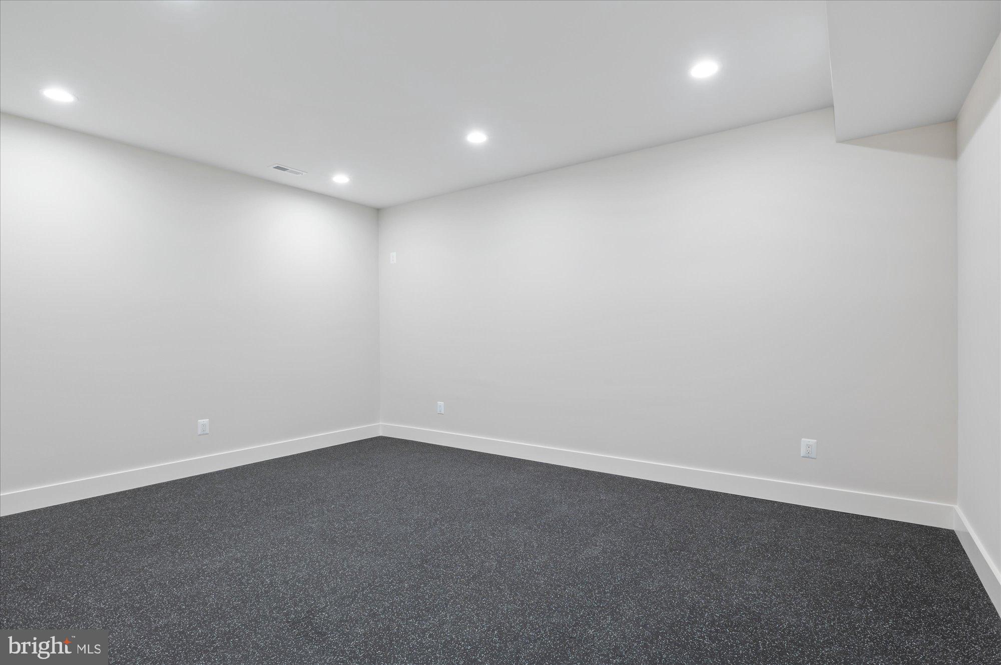 WILLIAMSBURG VILLAGE - Residential