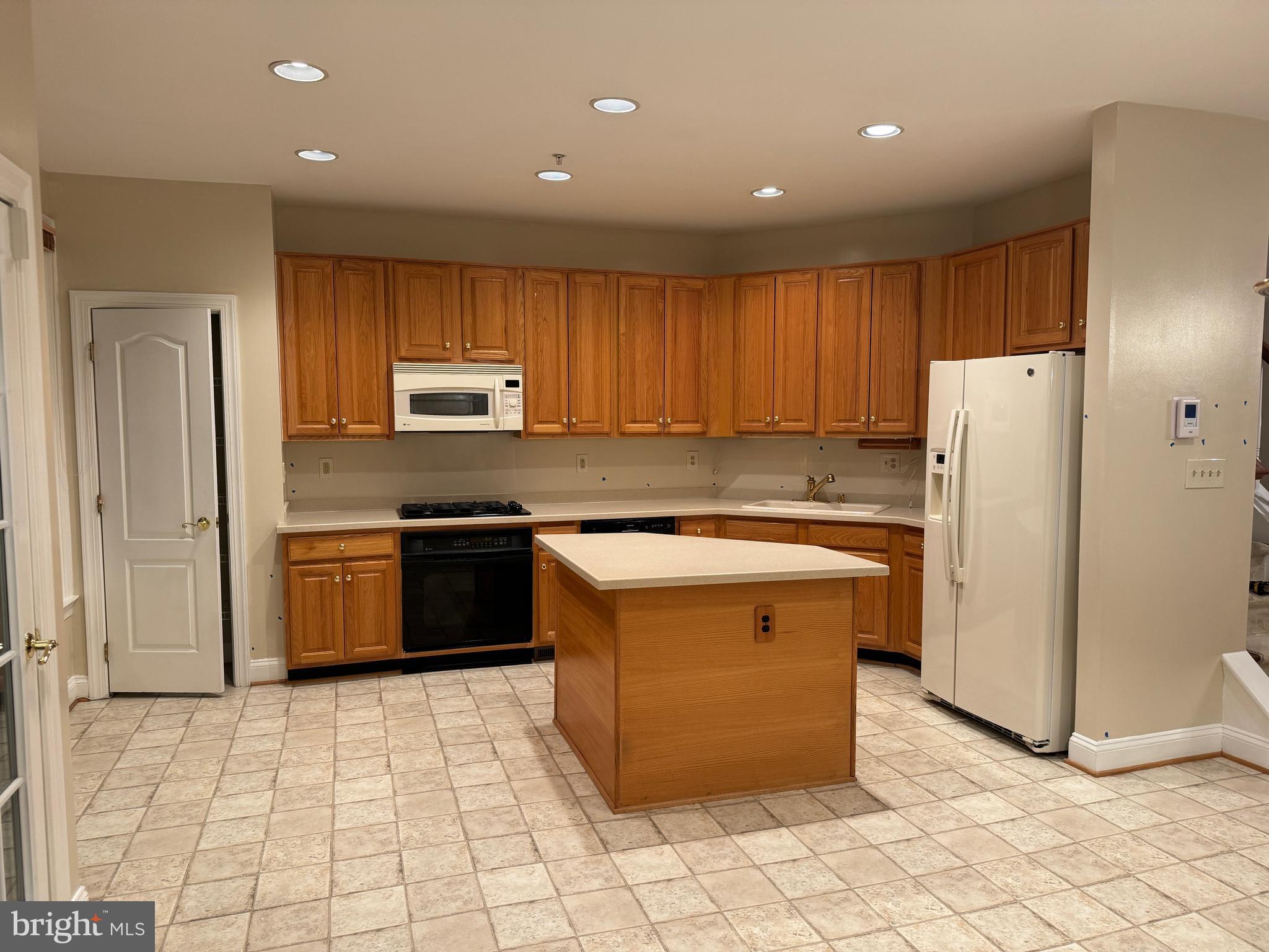 TOWER OAKS - Residential Lease