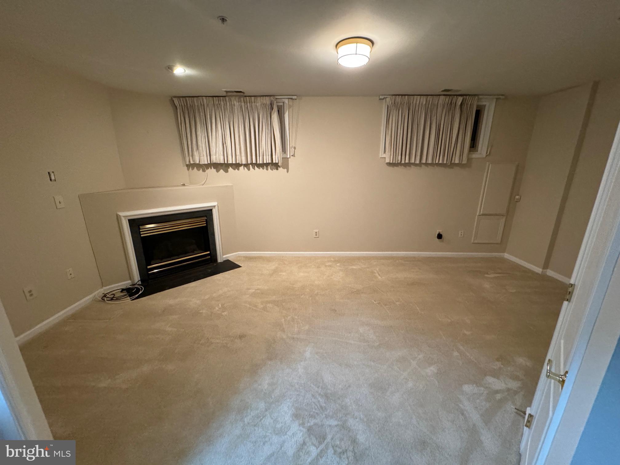 TOWER OAKS - Residential Lease