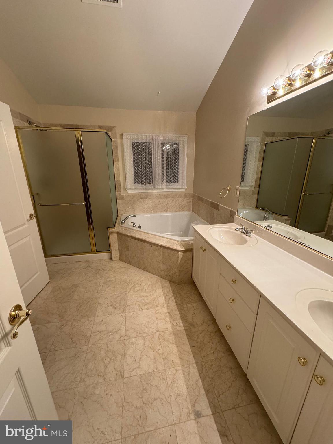 TOWER OAKS - Residential Lease