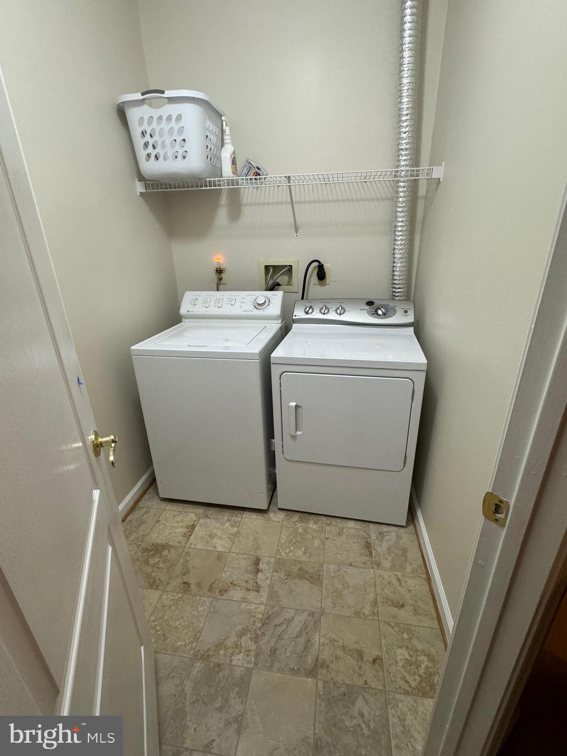 TOWER OAKS - Residential Lease