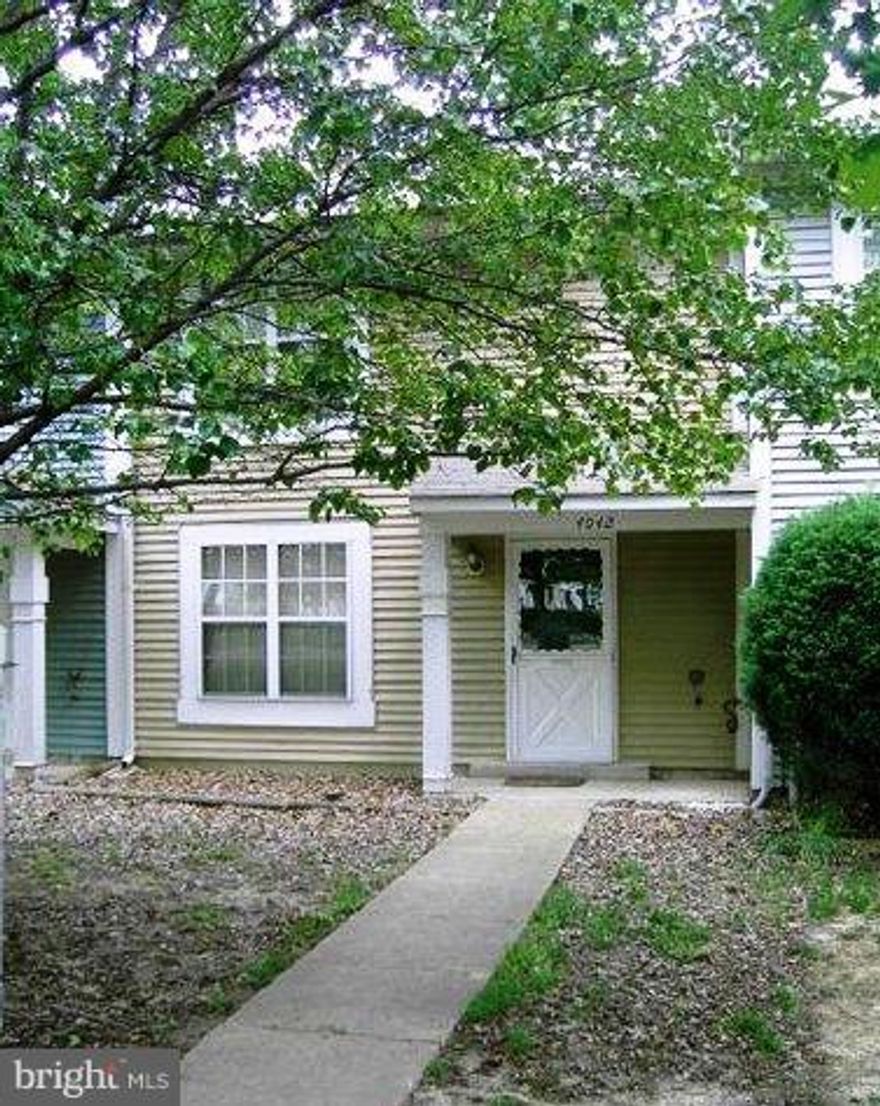 IT MAY BE HARD TO FIND MUCH MORE OF A LOVELY HOME THAN THIS EXTREMELY CLEAN T/H IN LANCASTER. SHOWS REALLY WELL. THIS IS A WONDERFUL HOME TO LIVE IN IF YOU'RE NOT YET READY TO BUY. GOOD CREDIT A MUST. NO VOUCHERS.