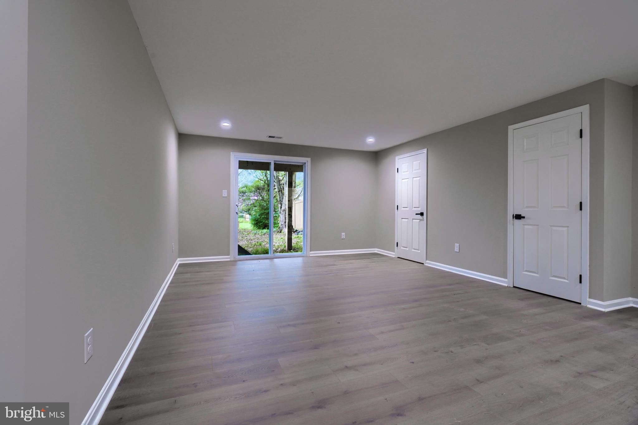 CONSTANT FRIENDSHIP - Residential