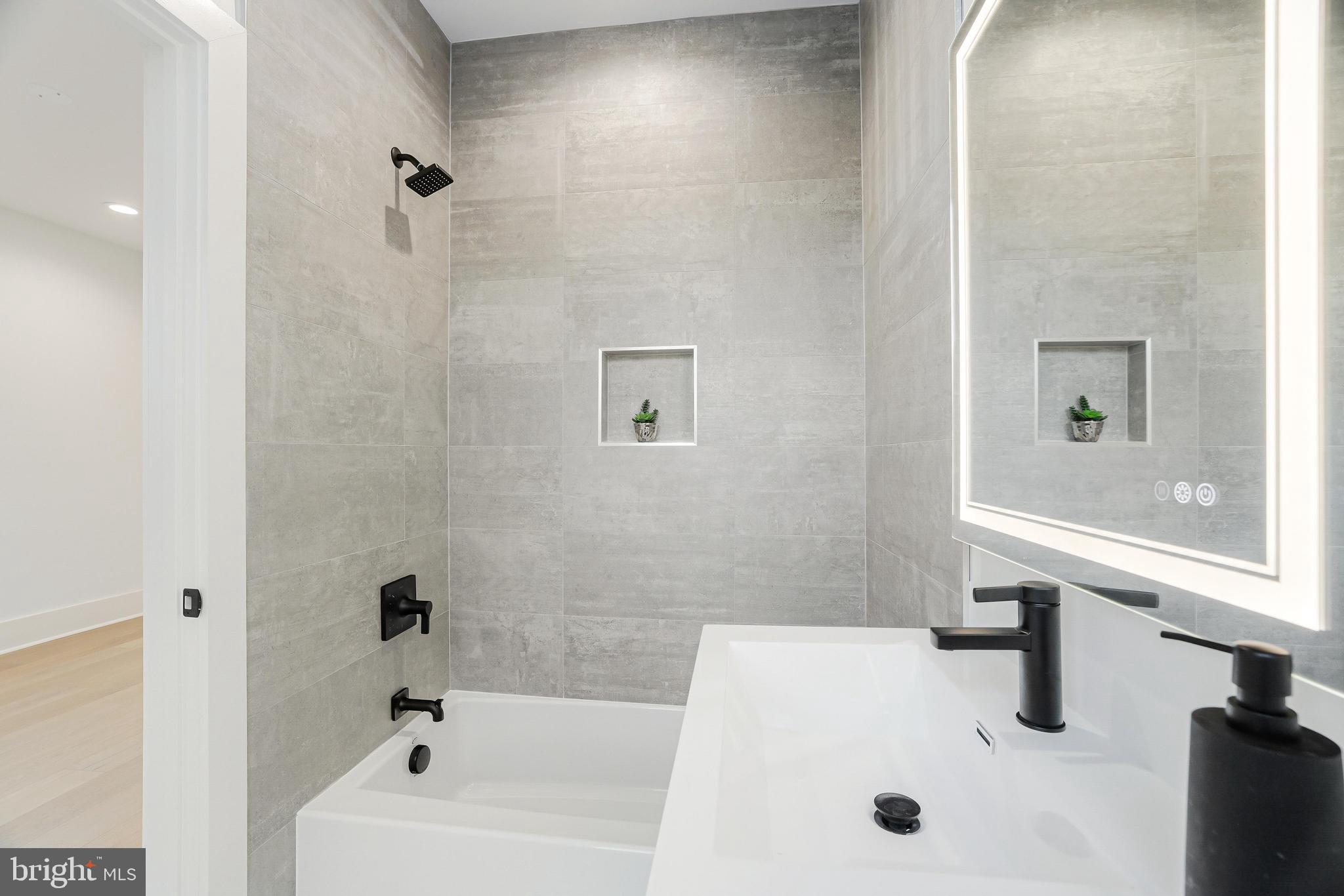 COURTLAND PARK - Residential