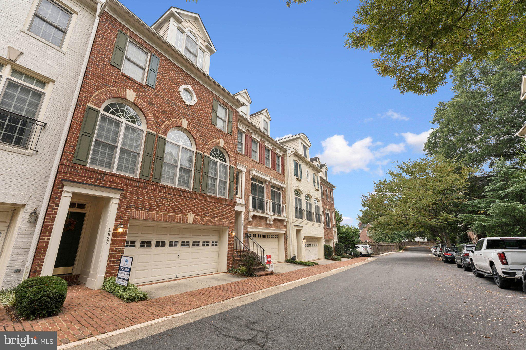 1627 COLONIAL HILLS DRIVE