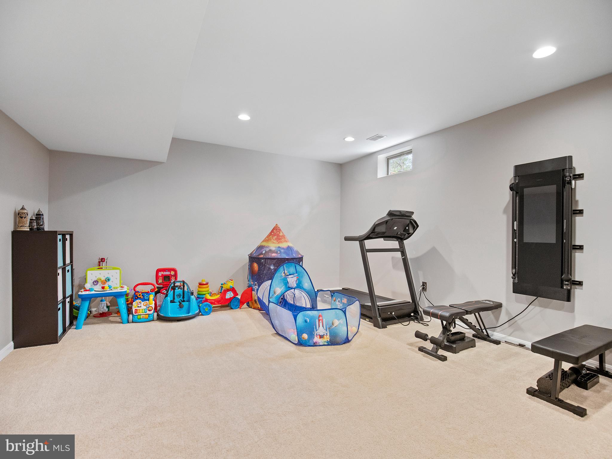 LYNDAM HILL - Residential