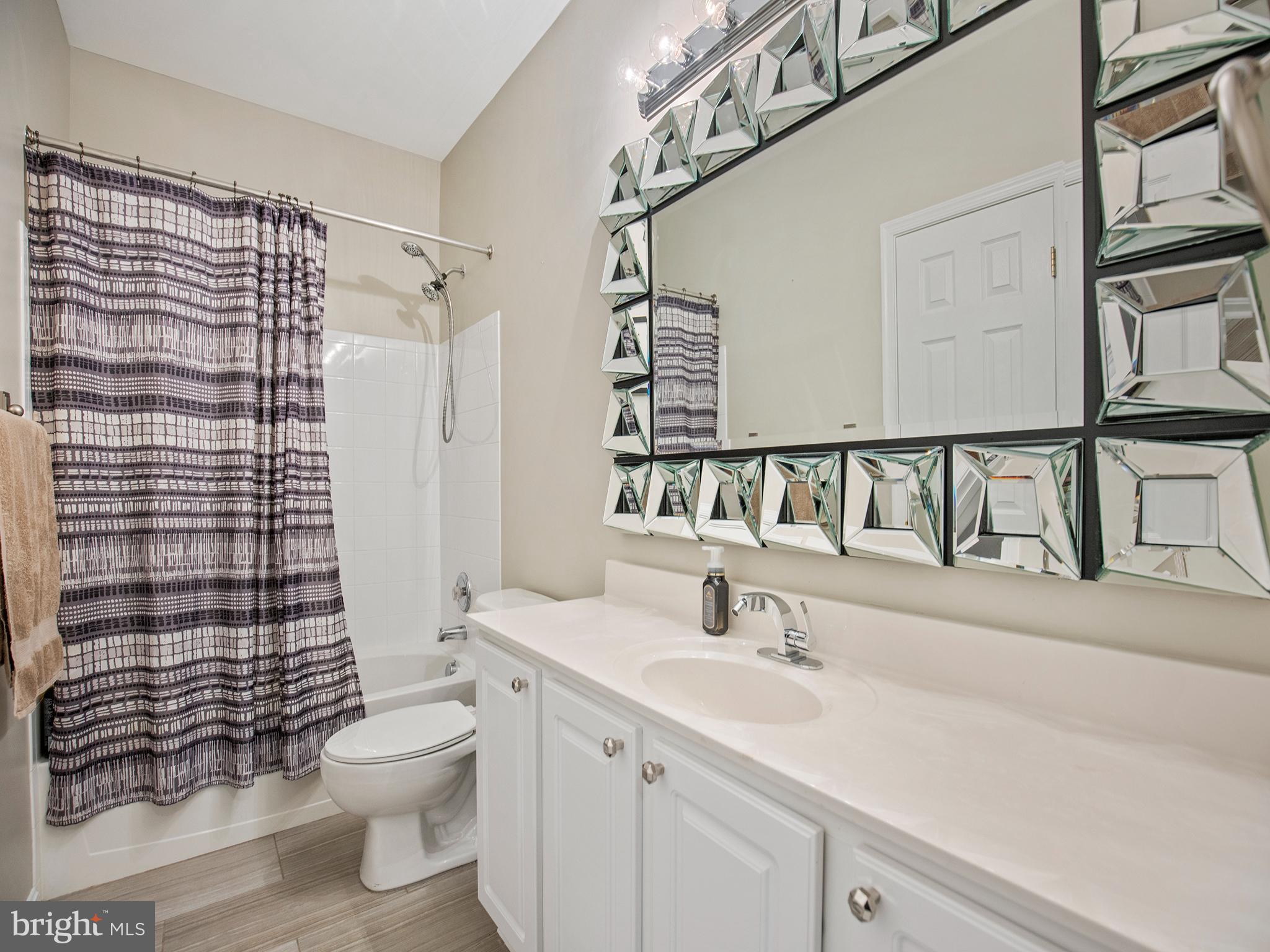 LYNDAM HILL - Residential