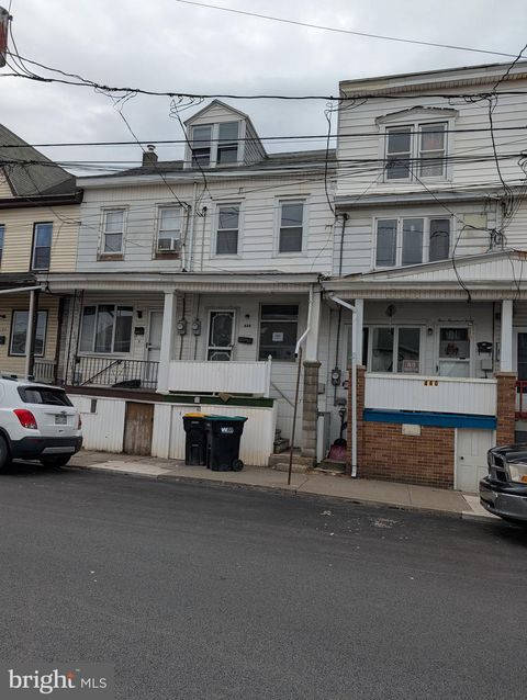 Townhouse For Sale - 438 W 6th Street<br/> Northumberland County, MOUNT CARMEL, PA 17851