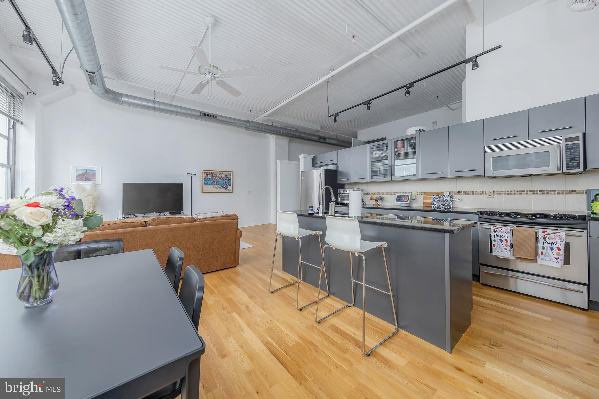 LOGAN SQUARE - Residential