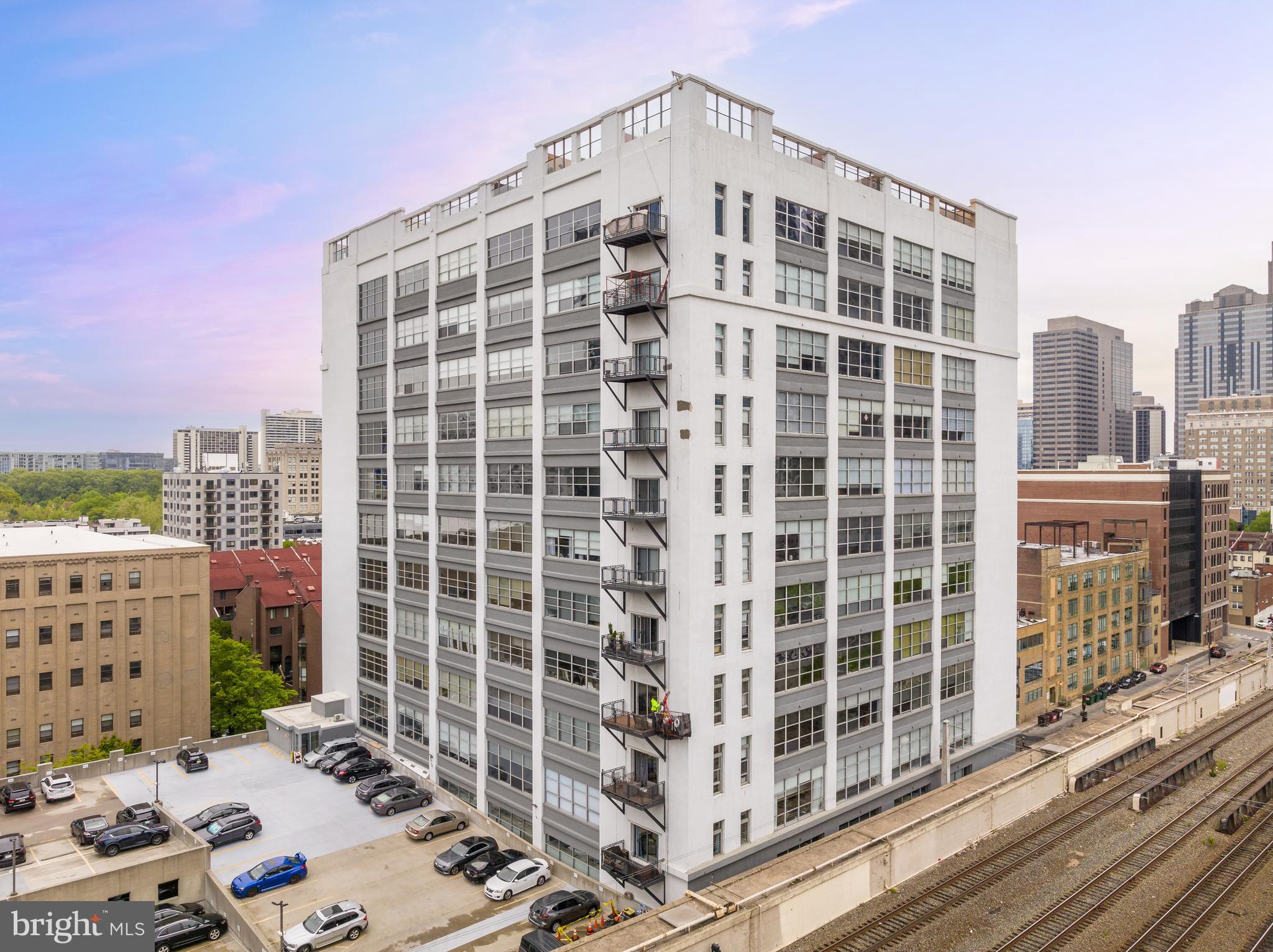 LOGAN SQUARE - Residential