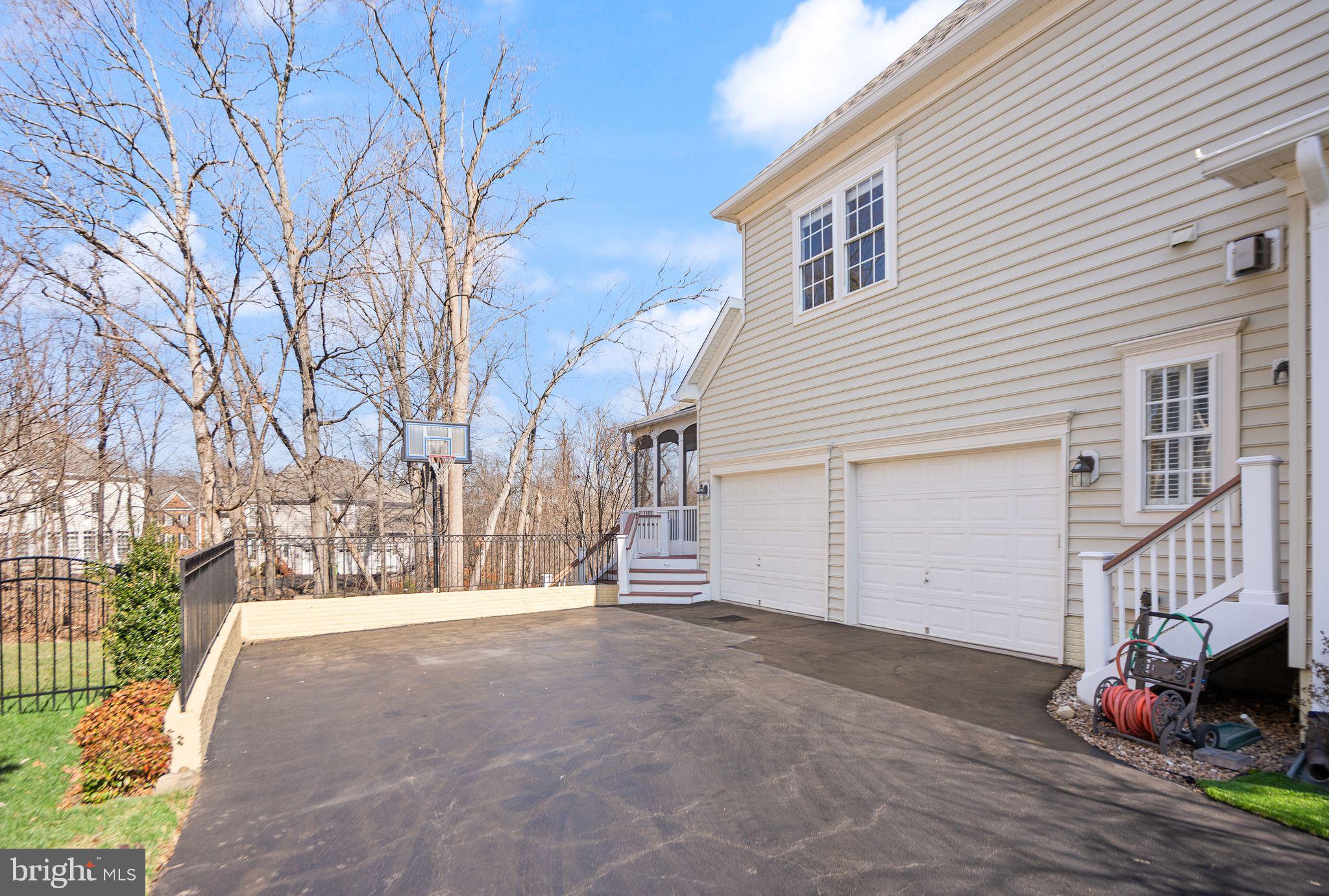 LANSDOWNE ON THE POTOMAC - Residential