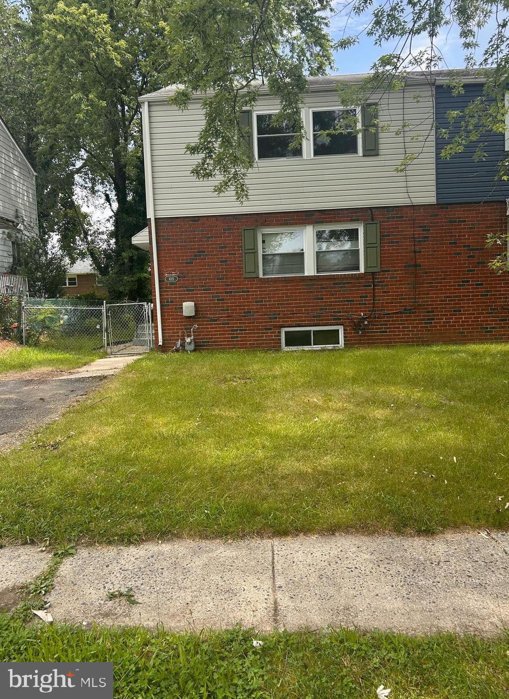 Welcome to this spacious and versatile 5-bedroom home featuring a bonus 6th room—perfect for a home office, playroom, or guest space. With four generously sized bedrooms on the upper level and two additional bedrooms on the lower level, there’s plenty of room for everyone.
This home offers 1.5 bathrooms, a large backyard ideal for gatherings or play, and is conveniently located within walking distance of a neighborhood playground.
Don't miss your chance to enjoy comfort, space, and convenience all in one place!
Section 8 Housing Choice Voucher accepted.