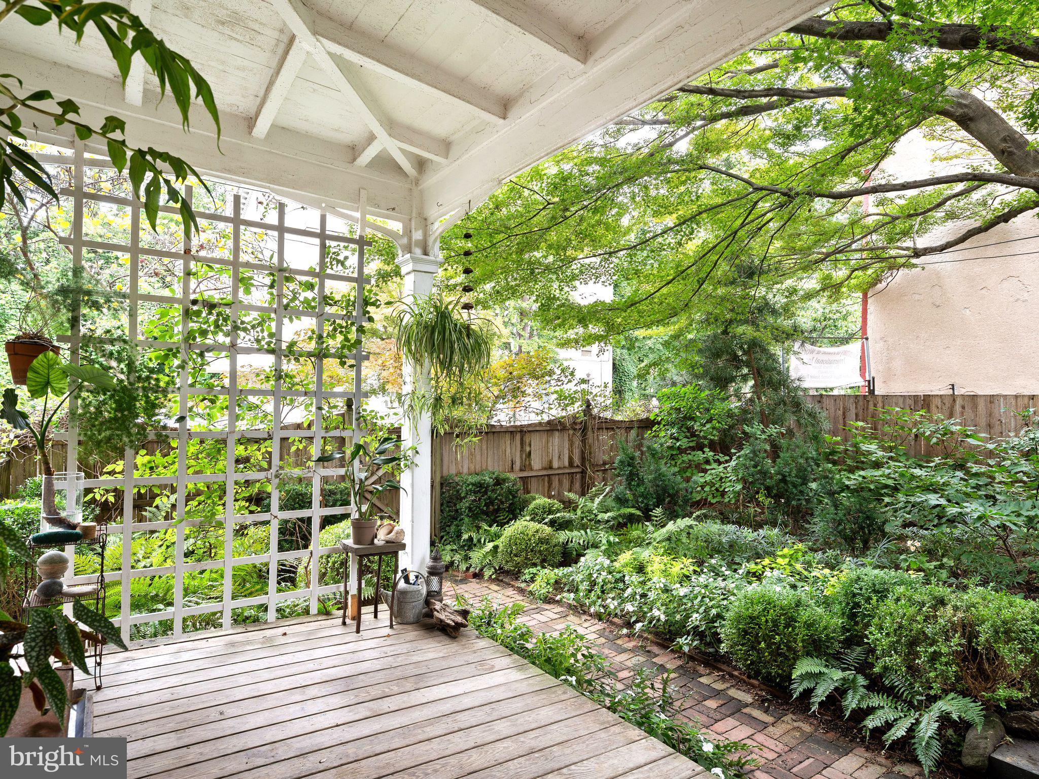 30 W QUEEN LANE