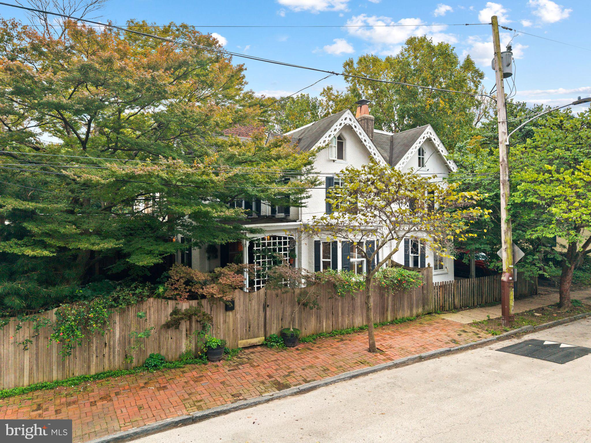 30 W QUEEN LANE