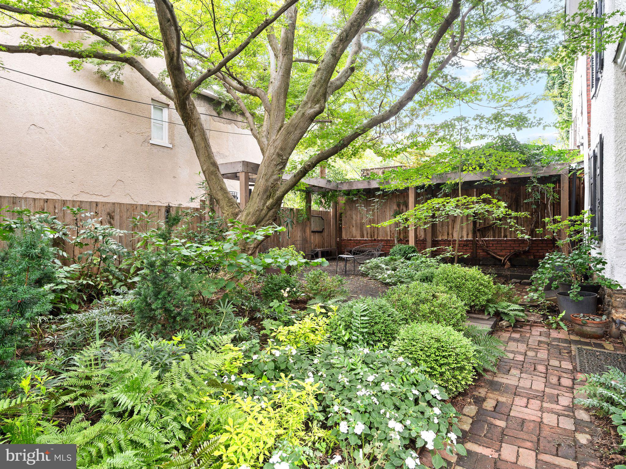 30 W QUEEN LANE